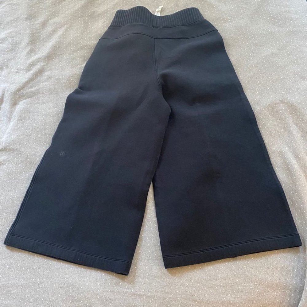 Lululemon New Form Crop, Black Size 4